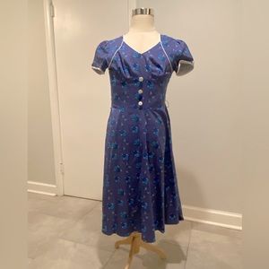 Retro blue floral swing dress with white piping